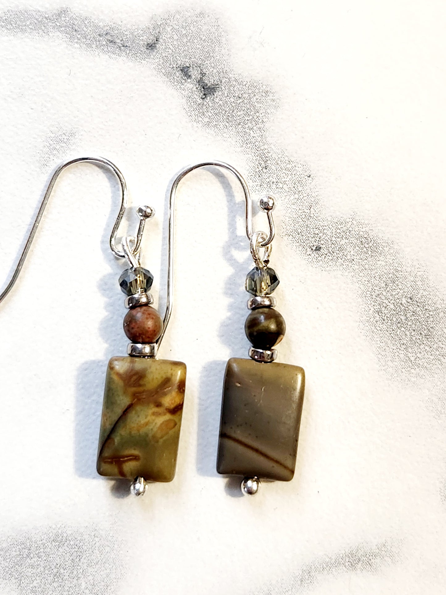 Green precious stone earrings