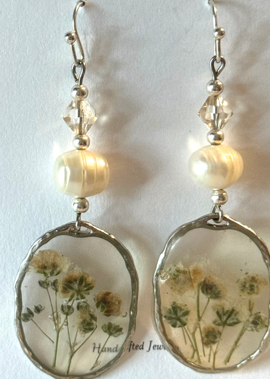 Pearl and resin earrings